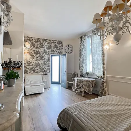 Charming In The Heart Of Parijs