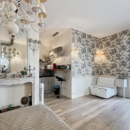 Apartment Charming In The Heart Of Paris